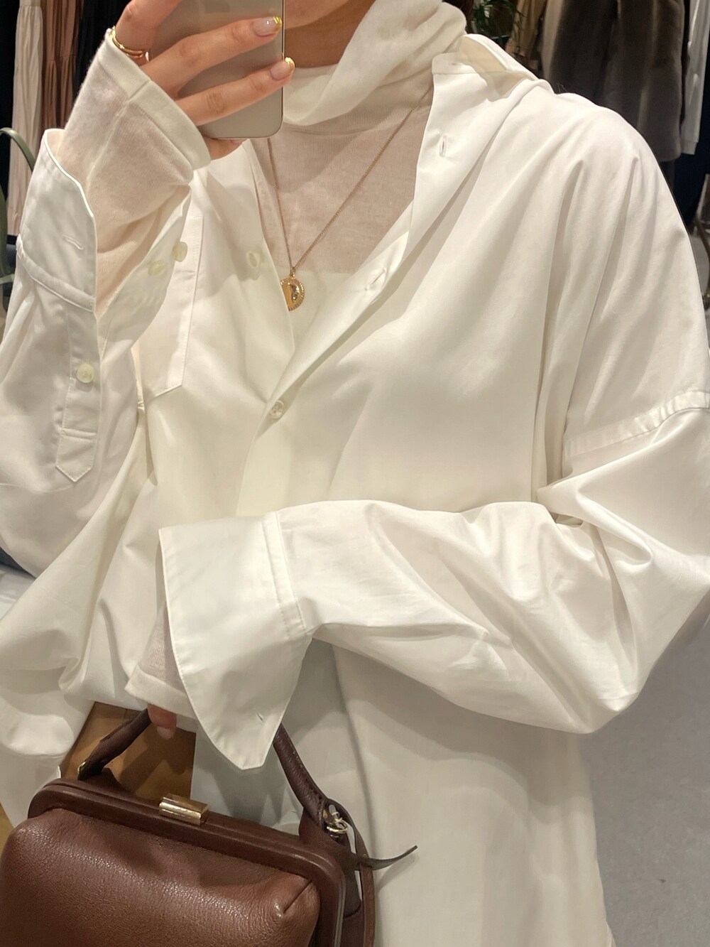 「シャツスタイル、タートルネック、タイトスカート、スカート、レザー、レザースカート、ブーツ、レイヤードスタイル、ワントーンコーデ、カジュアルコーデ、きれいめカジュアル、ハンドバッグ、厚底シューズ、ルージュヴィフ、Rougevif」｜「Rouge vifの【ロングセラー】オーバーサイズシャツ（シャツ/ブラウス、ホワイト系）」を使った、yunaさん（レディース・161cm）の秋コーディネートの3枚目の写真