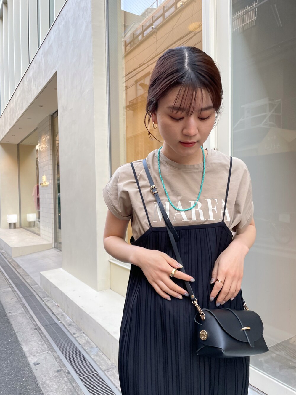 「春服みてみて、夏コーデ、春コーデ、大人カジュアル、Tシャツ、プリーツワンピース、ワンピース、キャミワンピ、レイヤードスタイル、サンダル、きれいめカジュアル、ルージュヴィフ、Rougevif、フレンチスリーブ、シンプルコーデ」｜「Rouge vif Annaのプリーツキャミワンピース（ワンピース、ブラック系）」を使った、yunaさん（レディース・161cm）の春コーディネートの3枚目の写真