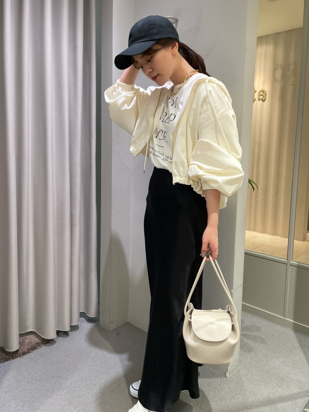 「フーディー、ブルゾン、Tシャツ、スカート、ロングスカート、きれいめカジュアル、スポーツミックス、大人カジュアル、キャップ、モノトーン、ルージュヴィフ」｜「Rouge vifのフーディーブルゾン（ブルゾン、ブルー系）」を使った、yunaさん（レディース・161cm）の春コーディネートの4枚目の写真