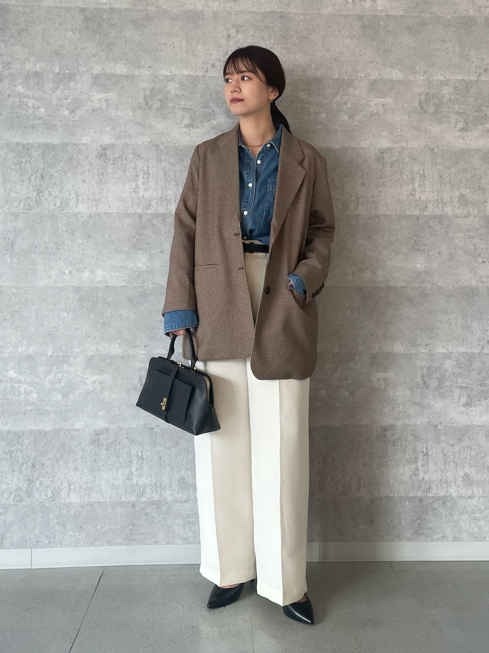 ブルー系のシャツ/ブラウス、ベージュ系のテーラードジャケット、ホワイト系のその他パンツを着用したレディースの秋コーディネートの2枚目の写真