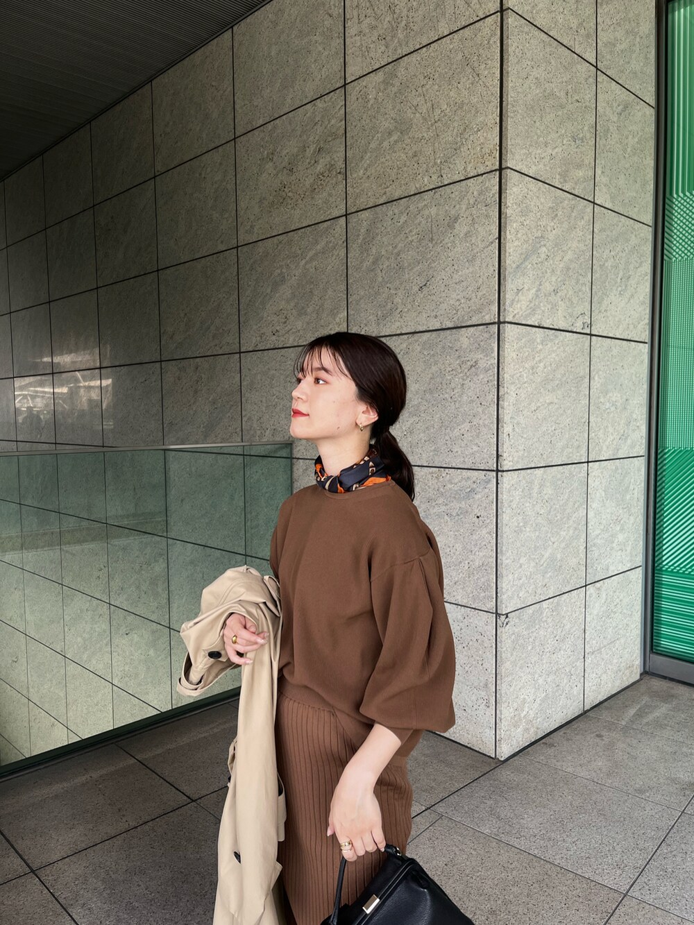 「秋服、お出かけコーデ、初秋コーデ、ニット、パフスリーブ、スカート、タイトスカート、ニットスカート、ロングブーツ、きれいめカジュアル、Rougevif、セットアップ、スカーフ、ブラウン、ブーツ」｜「Rouge vifの【セットアップ対応】ボリュームスリーブストレッチニットプルオーバー（ニット/セーター、ブラウン系）」を使った、yunaさん（レディース・161cm）の秋コーディネートの2枚目の写真