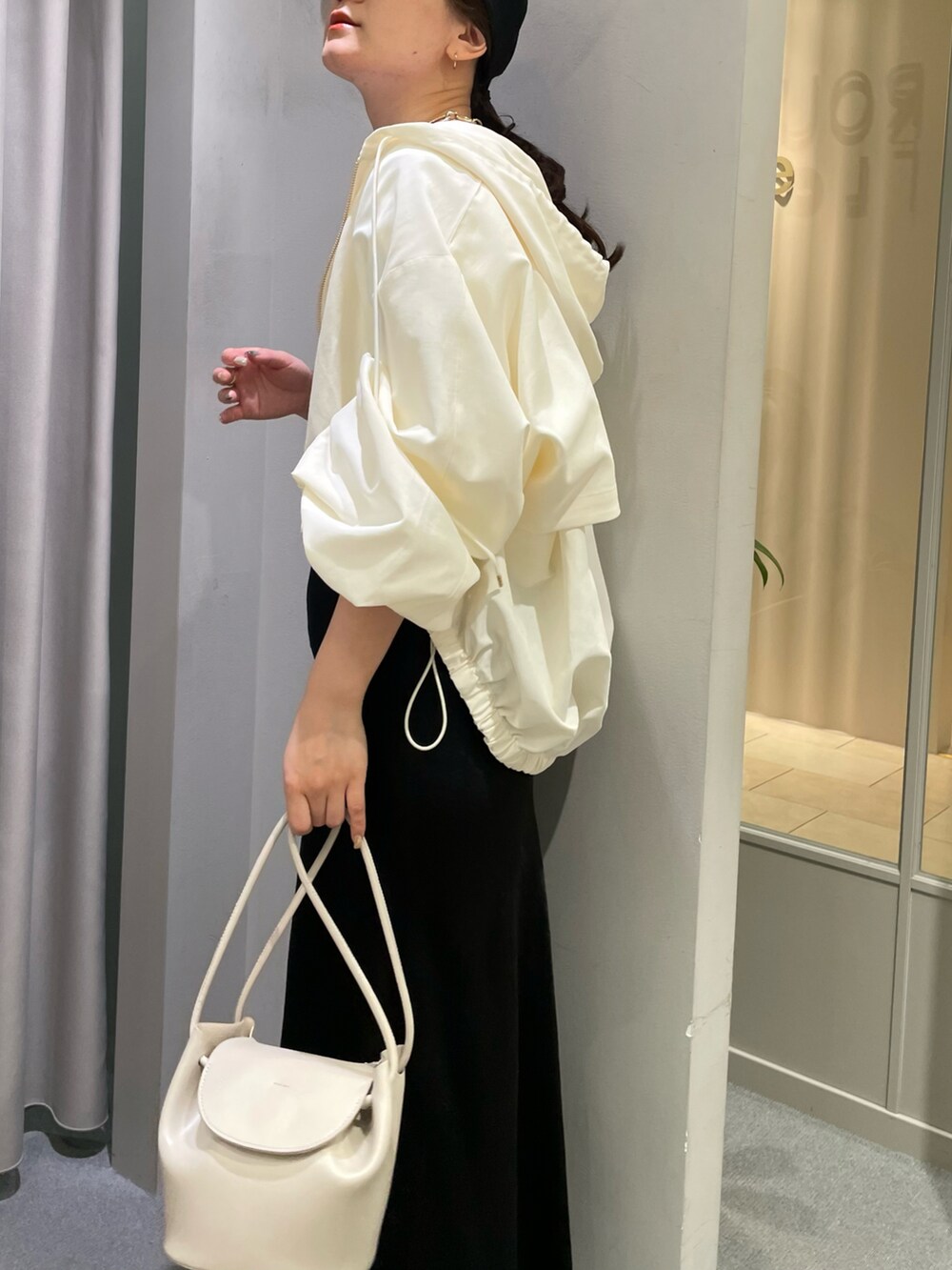 「フーディー、ブルゾン、Tシャツ、スカート、ロングスカート、きれいめカジュアル、スポーツミックス、大人カジュアル、キャップ、モノトーン、ルージュヴィフ」｜「Rouge vifのフーディーブルゾン（ブルゾン、ブルー系）」を使った、yunaさん（レディース・161cm）の春コーディネートの2枚目の写真