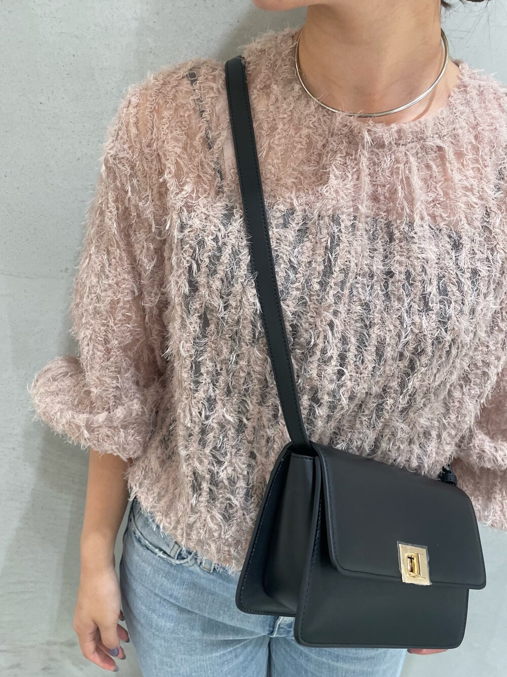 「秋服まるっと大公開、ベージュ、デニム、きれいめカジュアル、ブラウス、ファー、シアートップス、ショルダーバッグ、ローファー、Rougevif、ルージュヴィフ、イエベ秋、ワイドパンツ、パフスリーブ」｜「Rouge vifのフェザーヤーンシアープルオーバー（シャツ/ブラウス、ベージュ系）」を使った、yunaさん（レディース・161cm）の秋コーディネートの2枚目の写真