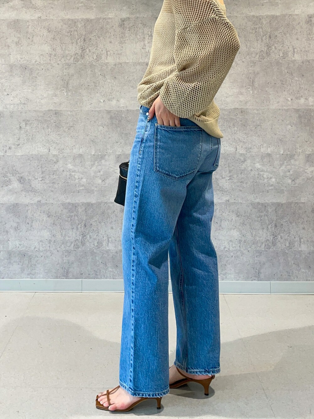 「春服デビュー宣言、メッシュ、メッシュニット、ニット、デニム、カジュアルコーデ、春コーデ、きれいめカジュアル、Rougevif、ルージュヴィフ、シンプルコーデ、スクエアバッグ、ショルダーバッグ、骨格ナチュラル」｜「Rouge vifのメッシュニットプルオーバー（ニット/セーター、ベージュ系）」を使った、yunaさん（レディース・161cm）の春コーディネートの2枚目の写真