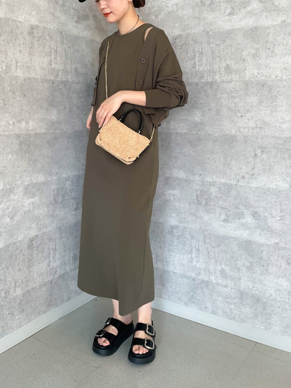 「アンサンブル、ニット、ワンピース、ワンピースコーデ、サンダル、ショルダーバッグ、キャップ、セットアップ、シンプルコーデ、春夏コーデ、Rougevif、ルージュヴィフ、カジュアルコーデ」｜「Rouge vifの【STAR&STRIPE/スターアンドストライプ】ローキャップ（キャップ、ブラック系）」を使った、yunaさん（レディース・161cm）の春コーディネートの2枚目の写真