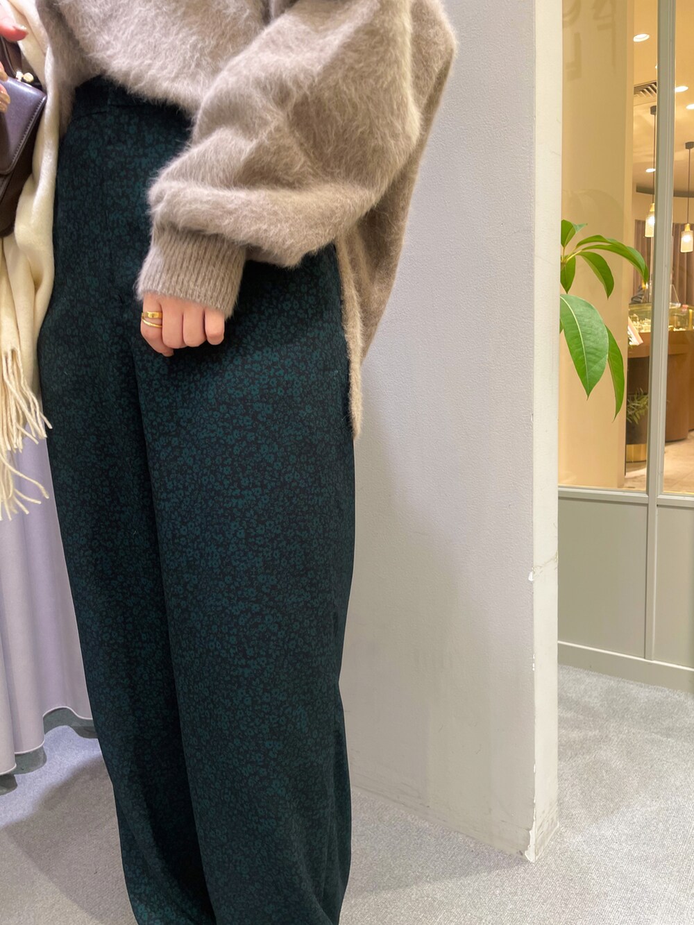 「パンツスタイル、花柄、花柄パンツ、フラワープリント、マフラー、ハンドバッグ、ニット、Vネック、ワイドパンツ、きれいめカジュアル、秋コーデ、冬コーデ、ルージュヴィフ、Rougevif、パンプス」｜「Rouge vifのFOX＆Cashmere Vネックゆったりニットプルオーバー（ニット/セーター、ベージュ系）」を使った、yunaさん（レディース・161cm）の秋コーディネートの3枚目の写真