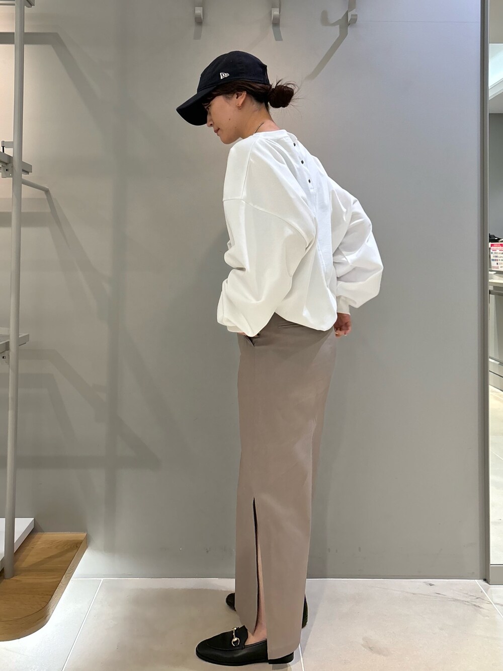 「春のおしゃ見えテクニック、スポーツミックス、春コーデ、春服みてみて、スカート、タイトスカート、スウェット、ローヒール、キャップ、Rougevif、ルージュヴィフ、お出かけコーデ、シンプルコーデ」｜「Rouge vif Annaのゆるシルエットバックヘンリーカットプルオーバー（Tシャツ/カットソー、ホワイト系）」を使った、yunaさん（レディース・161cm）の春コーディネートの2枚目の写真