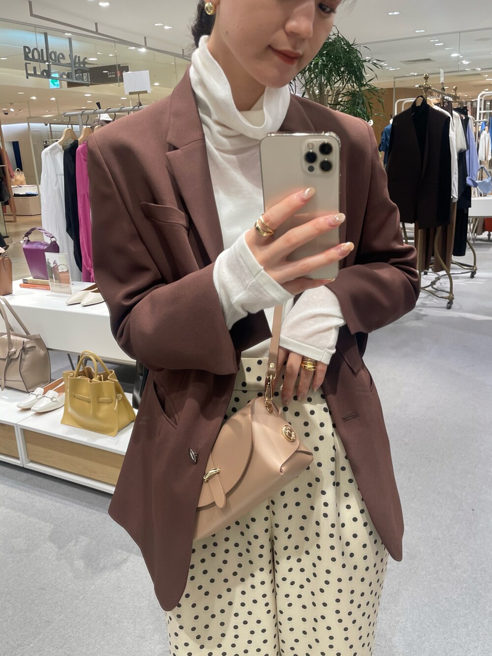 「ニット、タートルネック、ドット、パンツスタイル、ワイドパンツ、ジャケット、パンプス、コックリカラー、カジュアルコーデ、きれいめカジュアル、Rougevif、マニッシュ、オフィススタイル、秋カラー」｜「Rouge vifのツィルシングルジャケット（テーラードジャケット、ブラウン系）」を使った、yunaさん（レディース・161cm）の夏コーディネートの3枚目の写真