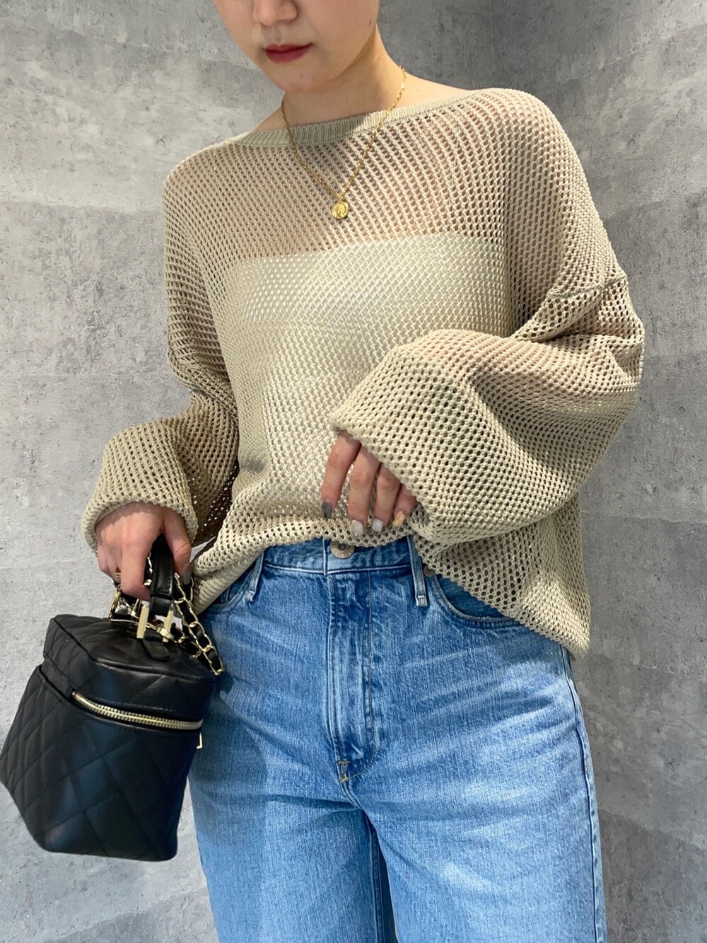 「春服デビュー宣言、メッシュ、メッシュニット、ニット、デニム、カジュアルコーデ、春コーデ、きれいめカジュアル、Rougevif、ルージュヴィフ、シンプルコーデ、スクエアバッグ、ショルダーバッグ、骨格ナチュラル」｜「Rouge vifのメッシュニットプルオーバー（ニット/セーター、ベージュ系）」を使った、yunaさん（レディース・161cm）の春コーディネートの3枚目の写真