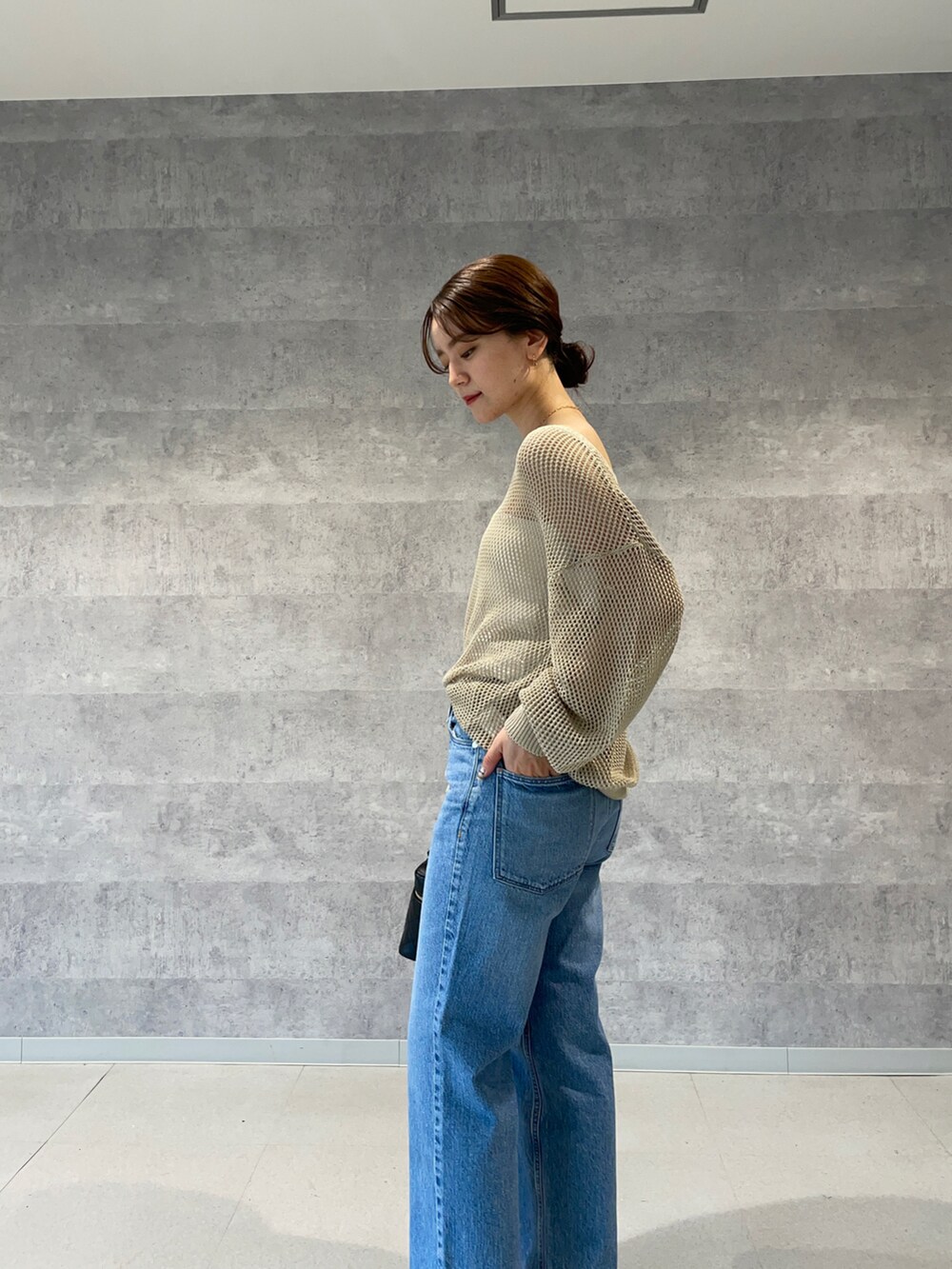 「春服デビュー宣言、メッシュ、メッシュニット、ニット、デニム、カジュアルコーデ、春コーデ、きれいめカジュアル、Rougevif、ルージュヴィフ、シンプルコーデ、スクエアバッグ、ショルダーバッグ、骨格ナチュラル」｜「Rouge vifのメッシュニットプルオーバー（ニット/セーター、ベージュ系）」を使った、yunaさん（レディース・161cm）の春コーディネートの4枚目の写真