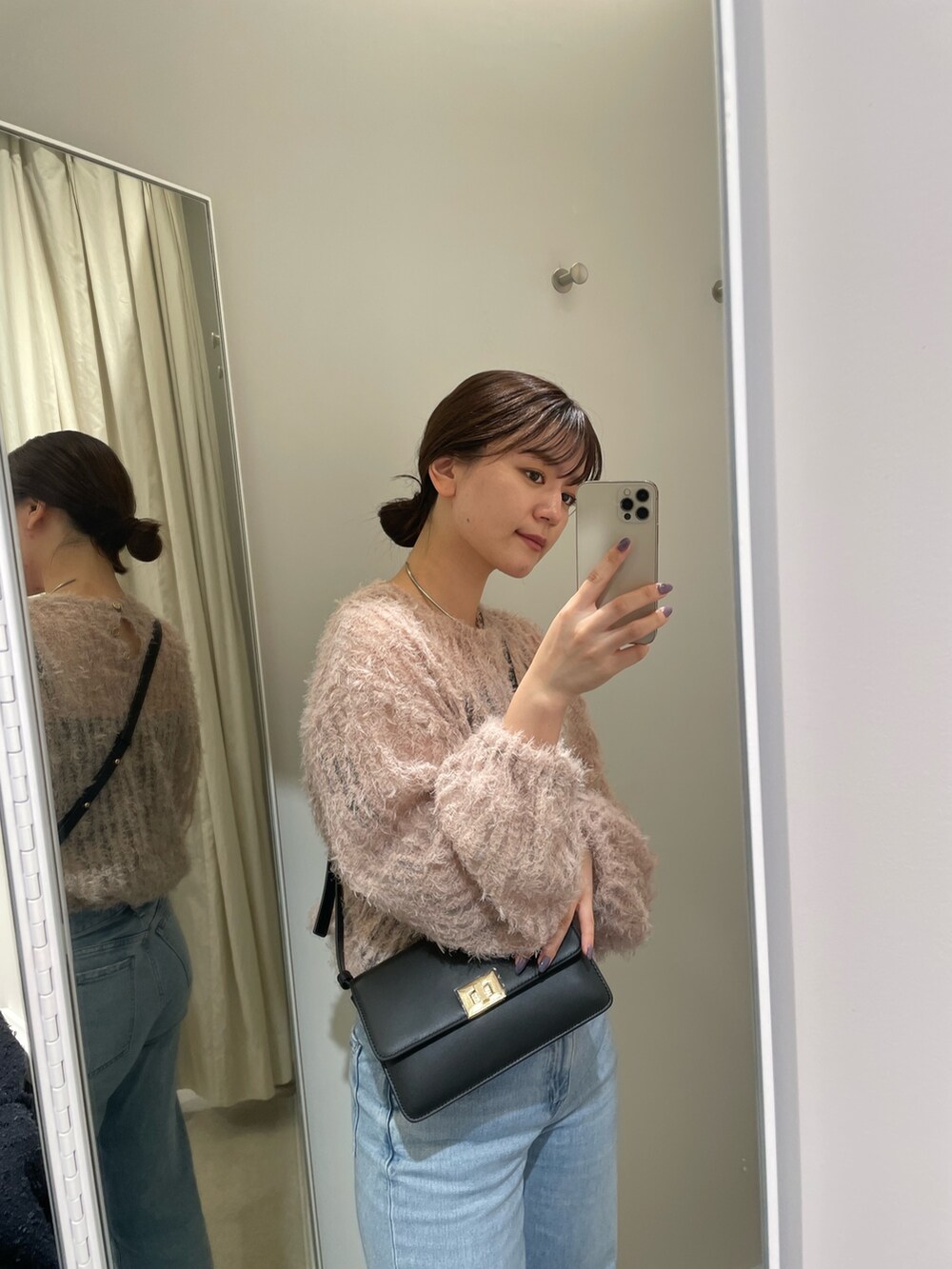 「秋服まるっと大公開、ベージュ、デニム、きれいめカジュアル、ブラウス、ファー、シアートップス、ショルダーバッグ、ローファー、Rougevif、ルージュヴィフ、イエベ秋、ワイドパンツ、パフスリーブ」｜「Rouge vifのフェザーヤーンシアープルオーバー（シャツ/ブラウス、ベージュ系）」を使った、yunaさん（レディース・161cm）の秋コーディネートの3枚目の写真