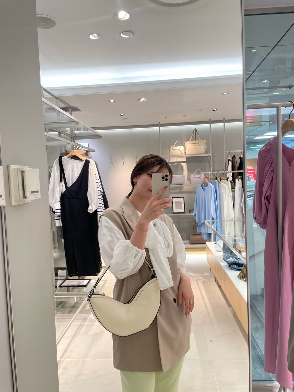 ベージュ系のベスト、ホワイト系のシャツ/ブラウス、グリーン系のその他パンツを着用したレディースの春コーディネートの3枚目の写真