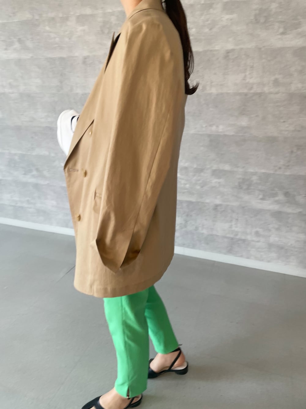 「春コーデ、カジュアルコーデ、お出かけコーデ、パンツスタイル、休日スタイル、パンツコーデ、テーパードパンツ、ボーダー、ジャケット、リネン、グリーン、カラーパンツ、Rougevif、ルージュヴィフ、マリン」｜「Rouge vif Annaの【セットアップ対応】リネン混ダブルジャケット（テーラードジャケット、ベージュ系）」を使った、yunaさん（レディース・161cm）の春コーディネートの3枚目の写真
