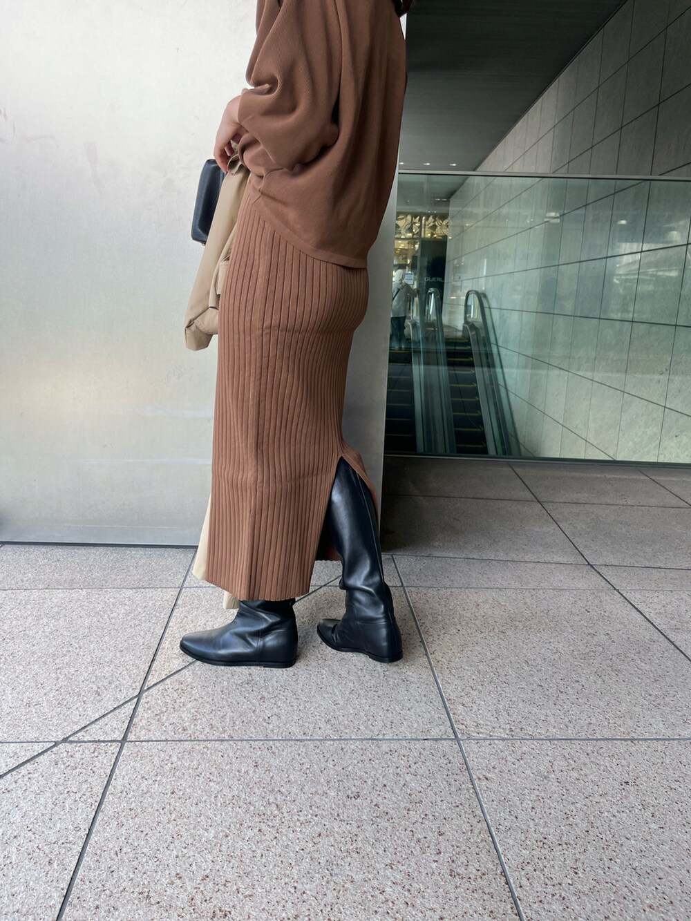 「秋服、お出かけコーデ、初秋コーデ、ニット、パフスリーブ、スカート、タイトスカート、ニットスカート、ロングブーツ、きれいめカジュアル、Rougevif、セットアップ、スカーフ、ブラウン、ブーツ」｜「Rouge vifの【セットアップ対応】ボリュームスリーブストレッチニットプルオーバー（ニット/セーター、ブラウン系）」を使った、yunaさん（レディース・161cm）の秋コーディネートの4枚目の写真