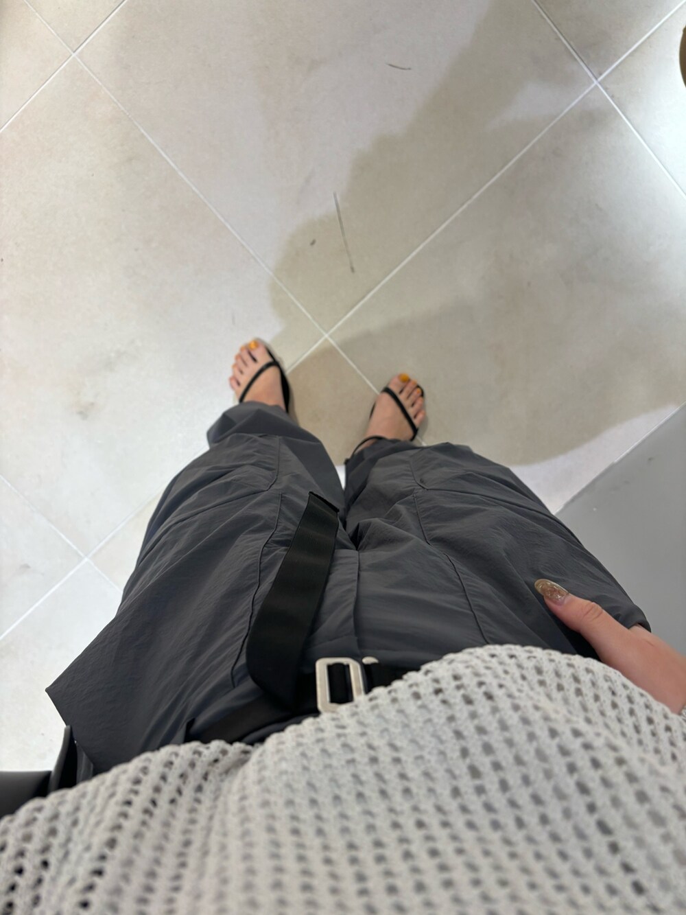 「ニット、メッシュ、メッシュニット、Tシャツ、レイヤードスタイル、ロゴT、春のおしゃ見えテクニック、パンツスタイル、カーゴパンツ、Rougevif、ルージュヴィフ、スポーツミックス、サンダル」｜「MICA&DEALの【MICA&DEAL/マイカ アンドディール】別注ロゴプリントヘムラウンドTシャツ（Tシャツ/カットソー、グレー系）」を使った、yunaさん（レディース・161cm）の春コーディネートの3枚目の写真
