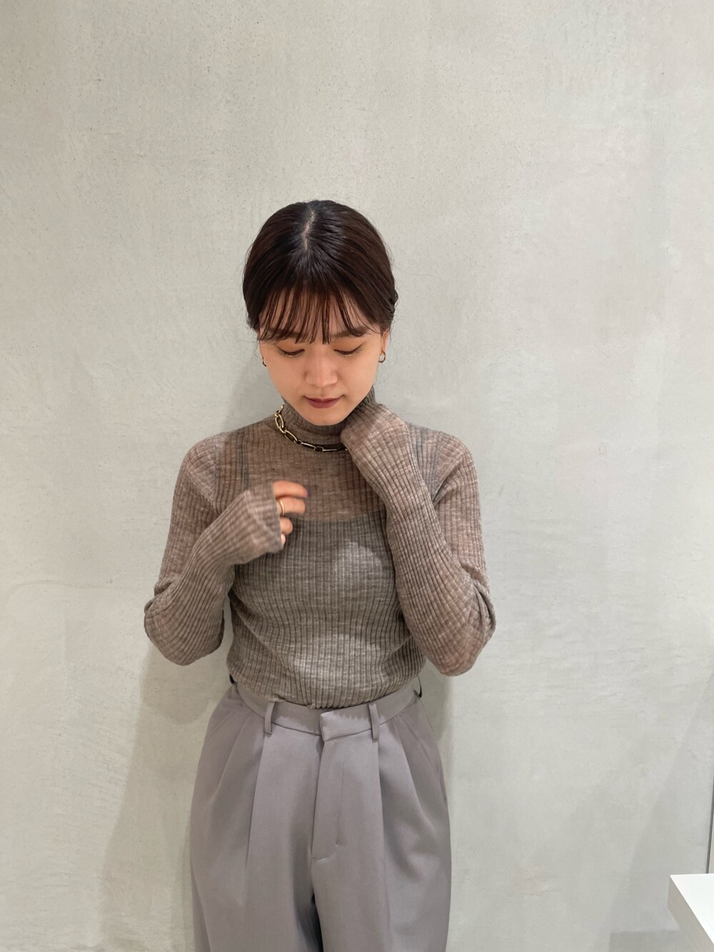 「コート、ショートコート、シアートップス、リブニット、ニット、パンツスタイル、ワイドパンツ、ハンドバッグ、ミュール、淡色コーデ、ルージュヴィフ、Rougevif、きれいめカジュアル、秋冬コーデ」｜「Rouge vifのシャギーショートコート（ノーカラーコート、ホワイト系）」を使った、yunaさん（レディース・161cm）の秋コーディネートの4枚目の写真