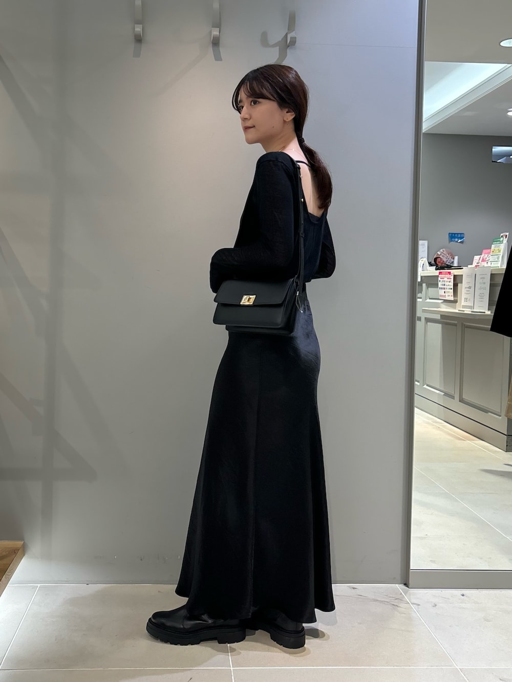 「ブラックコーデ、ニット、春ニット、スカート、サテンスカート、ブーツ、ショルダーバッグ、デートコーデ、Rougevif、ルージュヴィフ、イエベ秋」｜「Rouge vifのアイテム（ニット/セーター、ブラック系）」を使った、yunaさん（レディース・161cm）の冬コーディネートの2枚目の写真