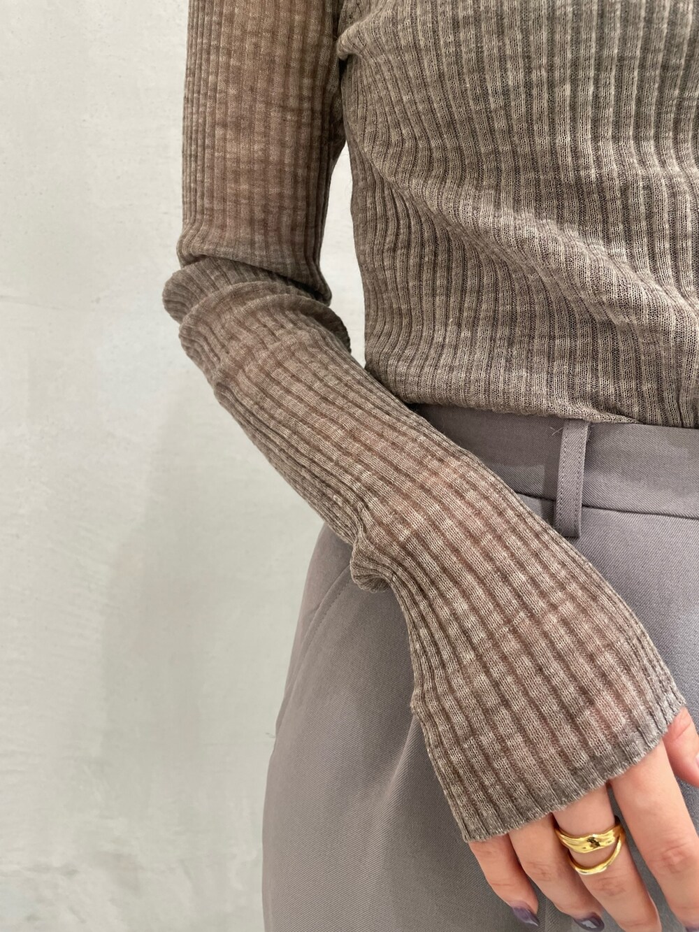 「コート、ショートコート、シアートップス、リブニット、ニット、パンツスタイル、ワイドパンツ、ハンドバッグ、ミュール、淡色コーデ、ルージュヴィフ、Rougevif、きれいめカジュアル、秋冬コーデ」｜「Rouge vifのシャギーショートコート（ノーカラーコート、ホワイト系）」を使った、yunaさん（レディース・161cm）の秋コーディネートの5枚目の写真