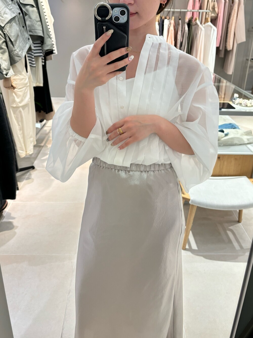 「シャツスタイル、ブラウス、スカート、春のおしゃ見えテクニック、キャミソール、ハンドバッグ、サンダル、デートコーデ、春コーデ、マーメイドスカート、レイヤードスタイル、シアートップス、Rougevif、ルージュヴィフ」｜「Rouge vifのシアータックフレアブラウス（シャツ/ブラウス、ホワイト系）」を使った、yunaさん（レディース・161cm）の春コーディネートの3枚目の写真