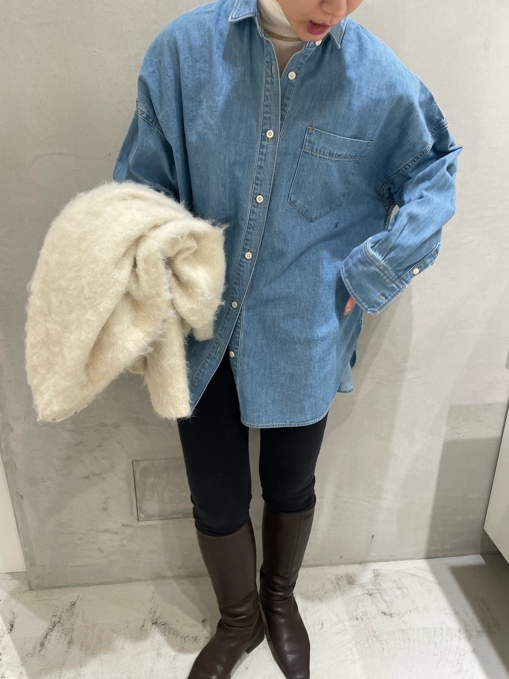 「デニム、デニムシャツ、カーディガン、レイヤードスタイル、ニットカーディガン、スキニーパンツ、ロングブーツ、ブーツ、ハンドバッグ、Rougevif、ルージュヴィフ、春コーデ、冬コーデ」｜「Rouge vifのNEW オーバーサイズデニムシャツ（シャツ/ブラウス、ブルー系）」を使った、yunaさん（レディース・161cm）の冬コーディネートの2枚目の写真