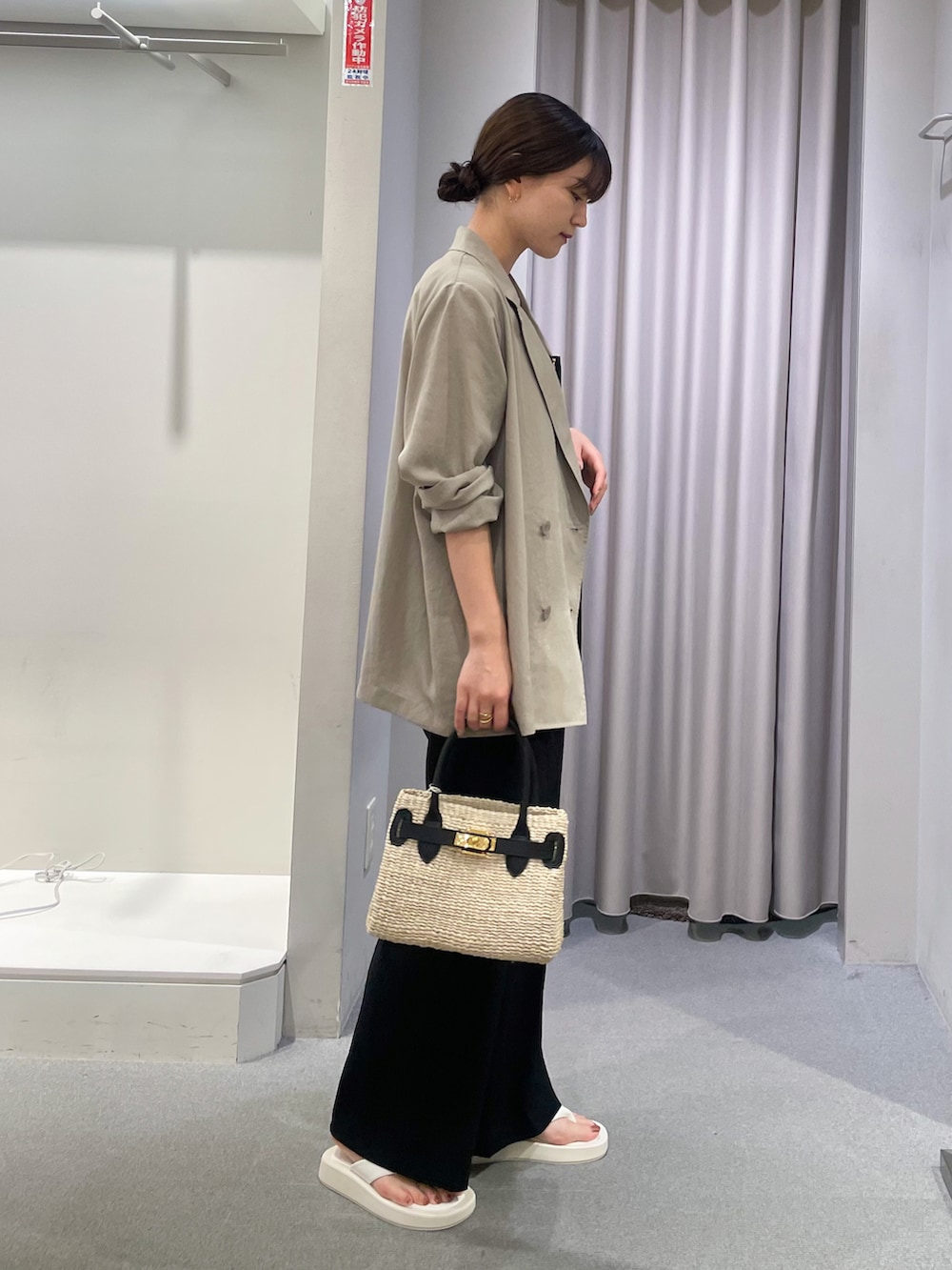 ベージュ系のテーラードジャケット、ホワイト系のタンクトップ、ブラック系のサロペット/オーバーオールを着用したレディースの夏コーディネートの3枚目の写真