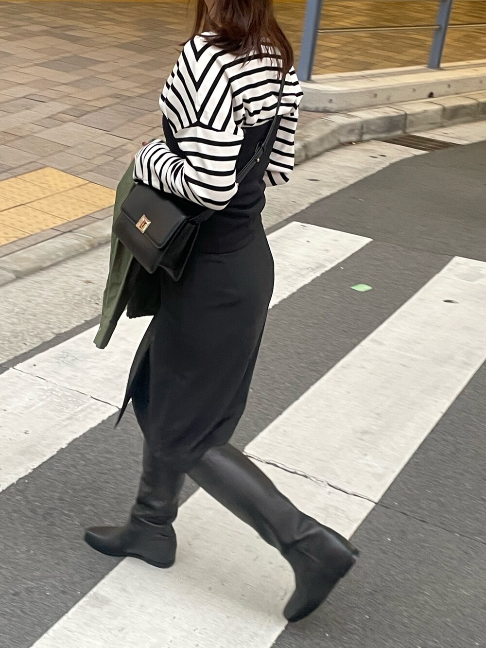 その他のニット/セーター、ブラック系のショルダーバッグ、ブラック系のワンピースを着用したレディースの秋コーディネートの3枚目の写真