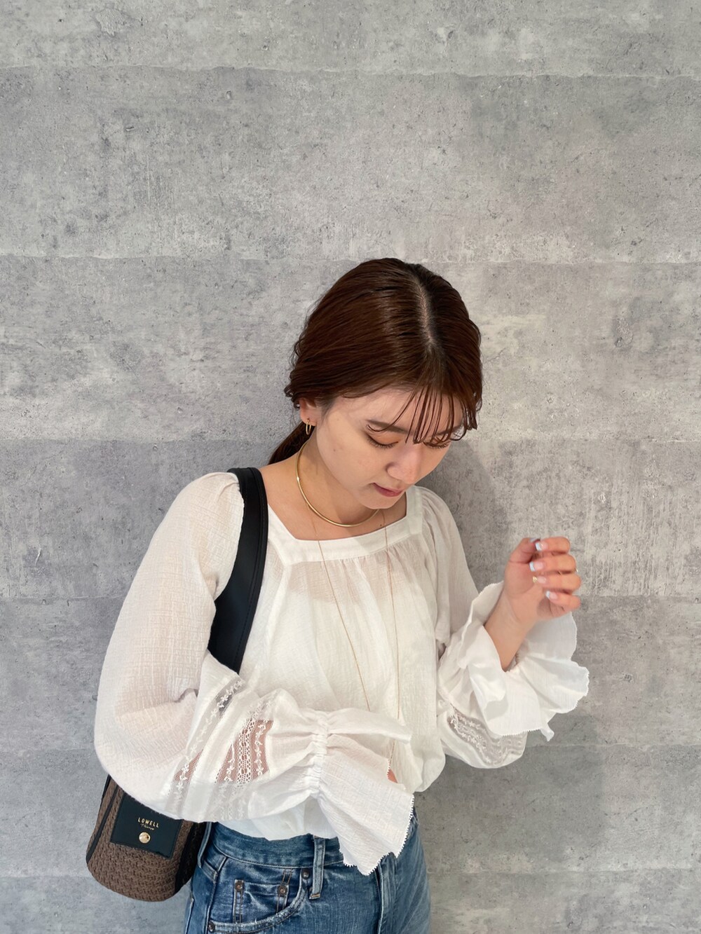 「春夏コーデ、大人カジュアル、きれいめカジュアル、デニム、シフォン、ブラウス、パフスリーブ、レース、ワイドデニム、春コーデ、Rougevif、ルージュヴィフ、かごバッグ、フリル」｜「Rouge vif Annaのスクエアカラーパフスリーブブラウス（シャツ/ブラウス、ホワイト系）」を使った、yunaさん（レディース・161cm）の春コーディネートの2枚目の写真