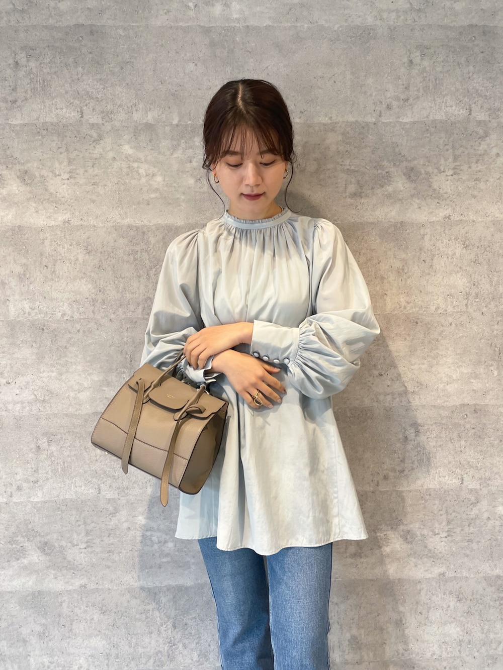 ブルー系のシャツ/ブラウス、ブルー系のデニムパンツ、グレー系のトートバッグを着用したレディースの冬コーディネートの2枚目の写真