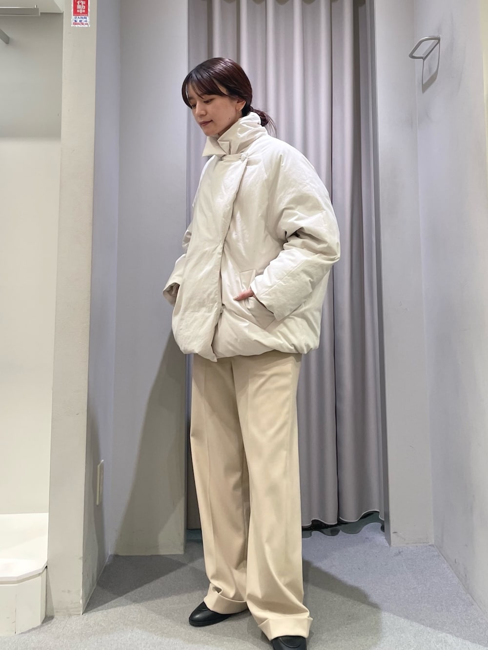 ホワイト系のダウンジャケット/コート、ベージュ系のその他パンツを着用したレディースの冬コーディネートの2枚目の写真
