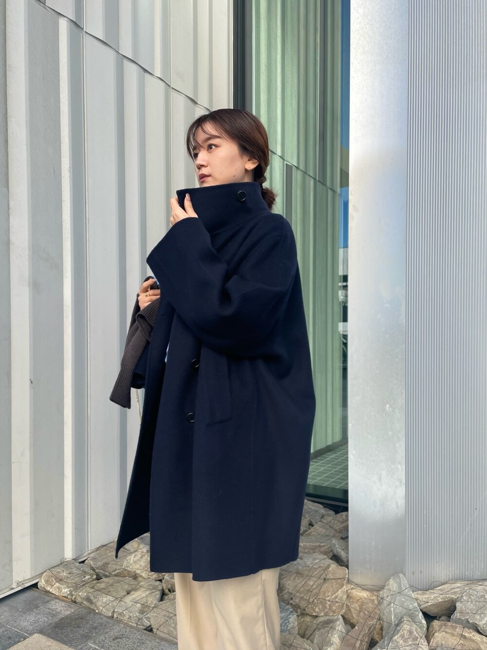 「ファッションを楽しもう、コート、ベスト、パンツスタイル、ワイドパンツ、スニーカー、スニーカーコーデ、レイヤードスタイル、ハンドバッグ、ショルダーバッグ、Rougevif、ルージュヴィフ、シャツスタイル、スポーツミックス、セットアップ」｜「Rouge vif Annaのロゴニット（ニット/セーター、ブラウン系）」を使った、yunaさん（レディース・161cm）の秋コーディネートの3枚目の写真