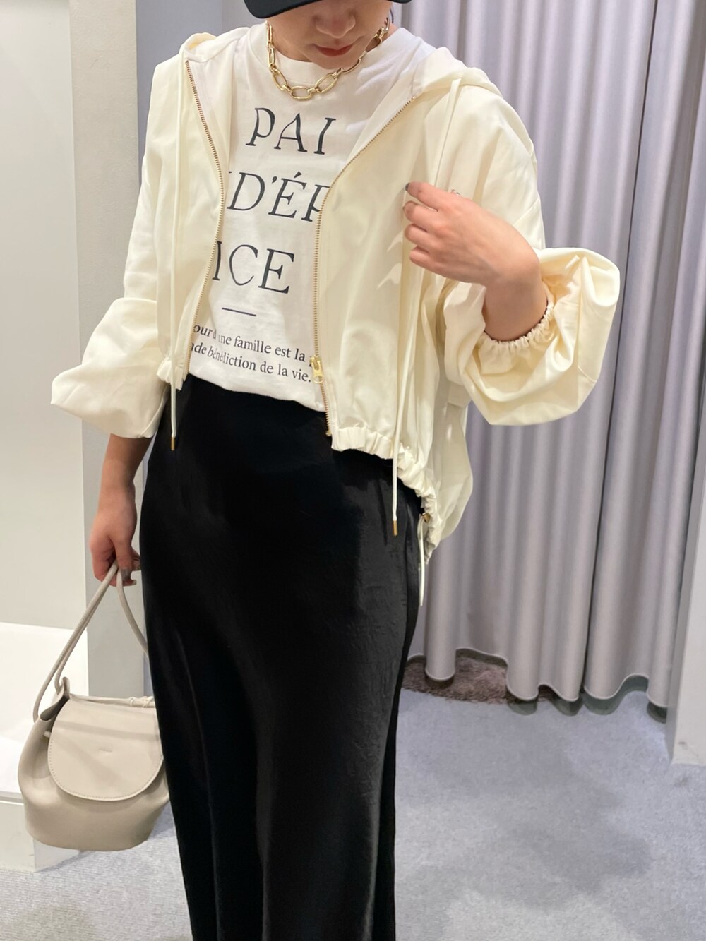 「フーディー、ブルゾン、Tシャツ、スカート、ロングスカート、きれいめカジュアル、スポーツミックス、大人カジュアル、キャップ、モノトーン、ルージュヴィフ」｜「Rouge vifのフーディーブルゾン（ブルゾン、ブルー系）」を使った、yunaさん（レディース・161cm）の春コーディネートの5枚目の写真