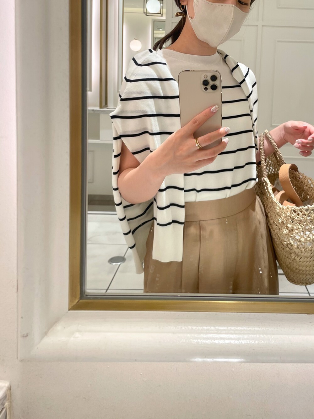 その他のカーディガン/ボレロ、その他のニット/セーター、ベージュ系のその他パンツを着用したレディースの春コーディネートの2枚目の写真