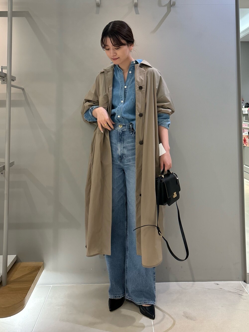 「コート、トレンチコート、デニム、デニムシャツ、シャツスタイル、春のおしゃ見えテクニック、Rougevif、ルージュヴィフ、春コーデ、春服みてみて、セットアップ、春アウター、ロングコート、ハンドバッグ」｜「Rouge vifの撥水ナイロンライトコート（その他アウター、ベージュ系）」を使った、yunaさん（レディース・161cm）の春コーディネートの2枚目の写真