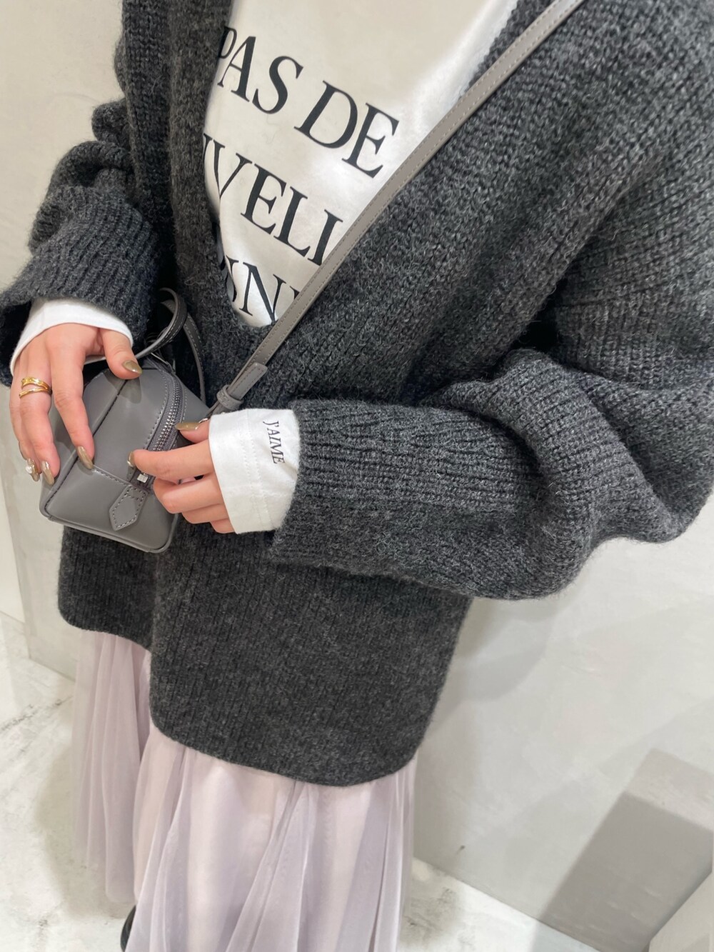 「ファッションを楽しもう、きれいめカジュアル、冬コーデ、ニット、淡色コーデ、ブーツ、レイヤードスタイル、Tシャツ、スカート、チュールスカート、ショルダーバッグ、Rougevif、ルージュヴィフ、グレー、ビッグシルエット」｜「Rouge vifの畦ニットチュニック（ニット/セーター、グレー系）」を使った、yunaさん（レディース・161cm）の秋コーディネートの3枚目の写真