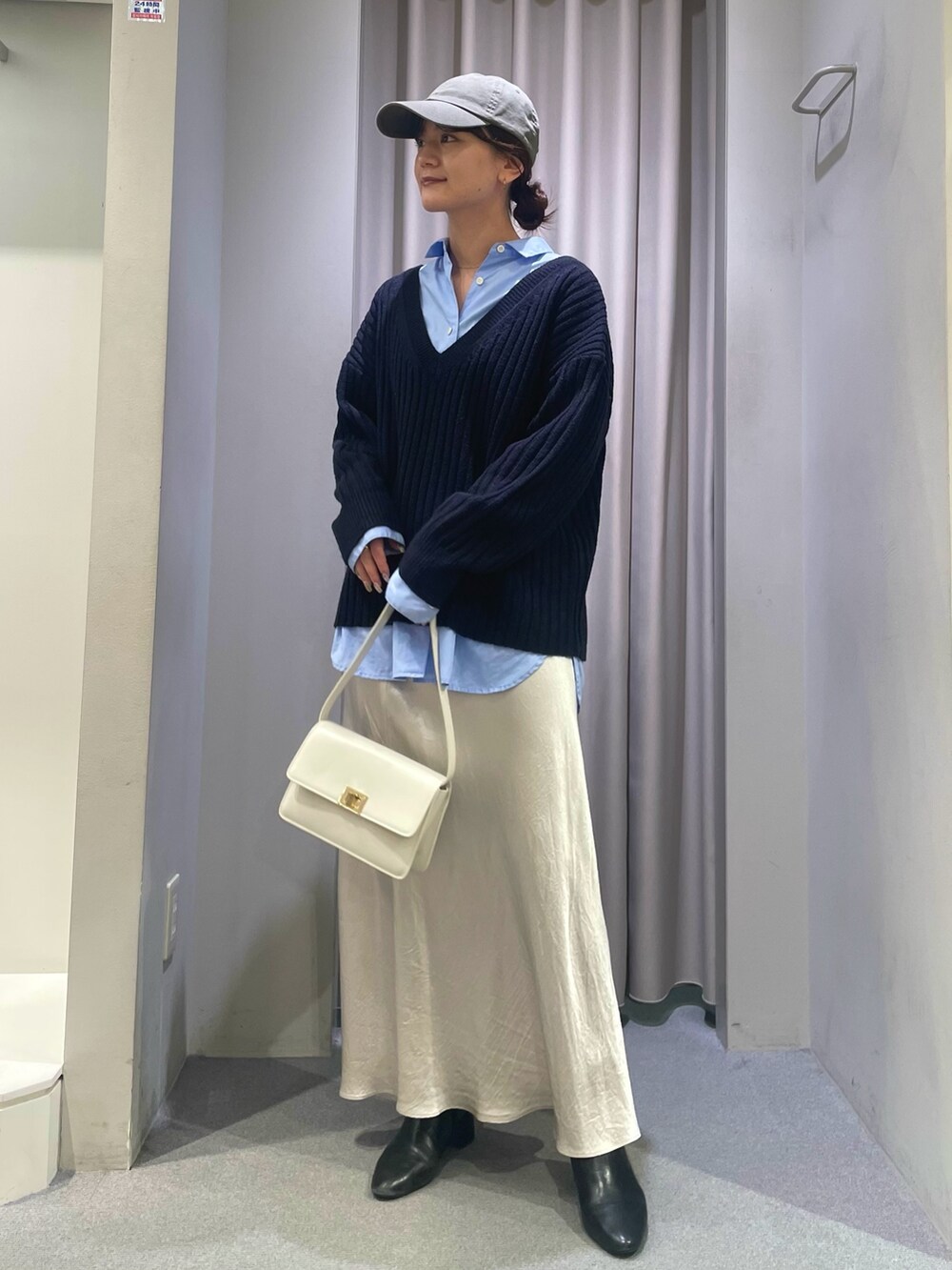 「ニット、キャップ、アンサンブル、レイヤードスタイル、シャツスタイル、スカート、ロングスカート、ブーツ、ハンドバッグ、ショルダーバッグ、春コーデ、ルージュヴィフ、Rougevif、イエベ秋、冬を彩る色いろコーデ」｜「Rouge vif AnnaのVネックリブニットアンサンブル（ニット/セーター、ブルー系）」を使った、yunaさん（レディース・161cm）の冬コーディネートの2枚目の写真