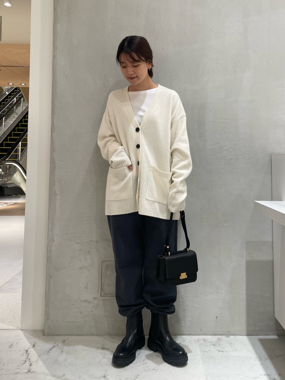 「カーディガン、ニット、パンツスタイル、カーゴパンツ、スウェット、ブーツ、サイドゴアブーツ、ショルダーバッグ、Rougevif、ルージュヴィフ、Tシャツ、レイヤードスタイル、ファッションを楽しもう、セットアップ、きれいめカジュアル」｜「Rouge vifのVネックカラーニットカーディガン（カーディガン/ボレロ、ホワイト系）」を使った、yunaさん（レディース・161cm）の秋コーディネートの2枚目の写真