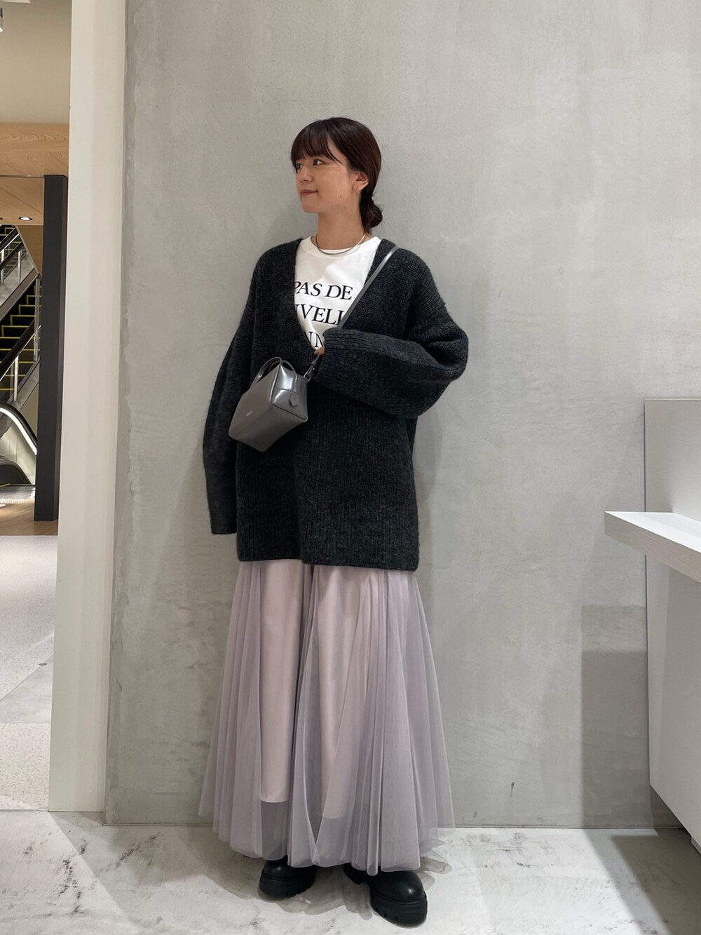 「ファッションを楽しもう、きれいめカジュアル、冬コーデ、ニット、淡色コーデ、ブーツ、レイヤードスタイル、Tシャツ、スカート、チュールスカート、ショルダーバッグ、Rougevif、ルージュヴィフ、グレー、ビッグシルエット」｜「Rouge vifの畦ニットチュニック（ニット/セーター、グレー系）」を使った、yunaさん（レディース・161cm）の秋コーディネートの2枚目の写真