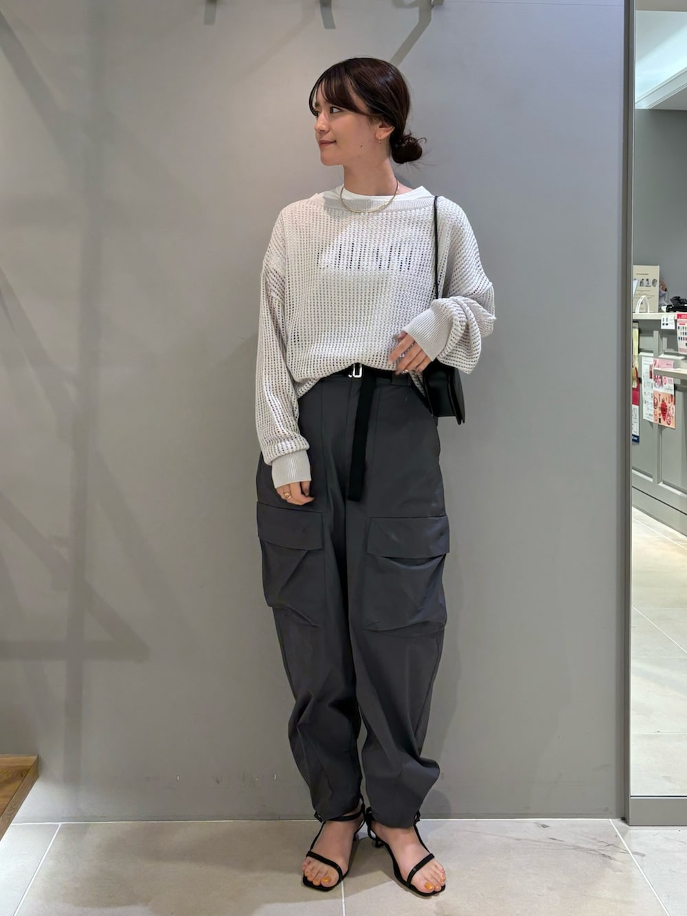 「ニット、メッシュ、メッシュニット、Tシャツ、レイヤードスタイル、ロゴT、春のおしゃ見えテクニック、パンツスタイル、カーゴパンツ、Rougevif、ルージュヴィフ、スポーツミックス、サンダル」｜「MICA&DEALの【MICA&DEAL/マイカ アンドディール】別注ロゴプリントヘムラウンドTシャツ（Tシャツ/カットソー、グレー系）」を使った、yunaさん（レディース・161cm）の春コーディネートの2枚目の写真