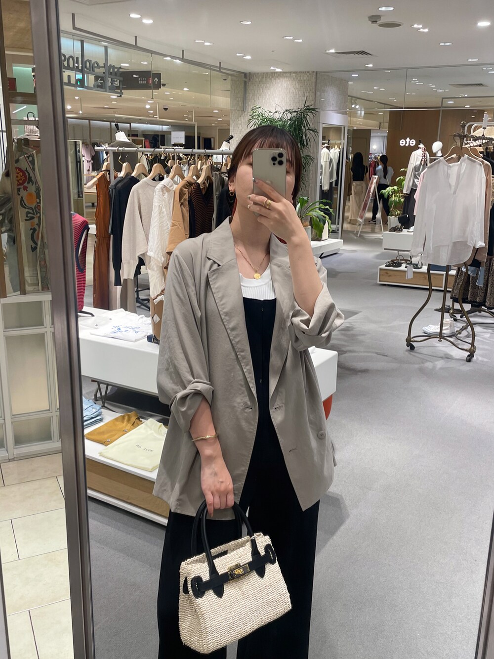 ベージュ系のテーラードジャケット、ホワイト系のタンクトップ、ブラック系のサロペット/オーバーオールを着用したレディースの夏コーディネートの5枚目の写真