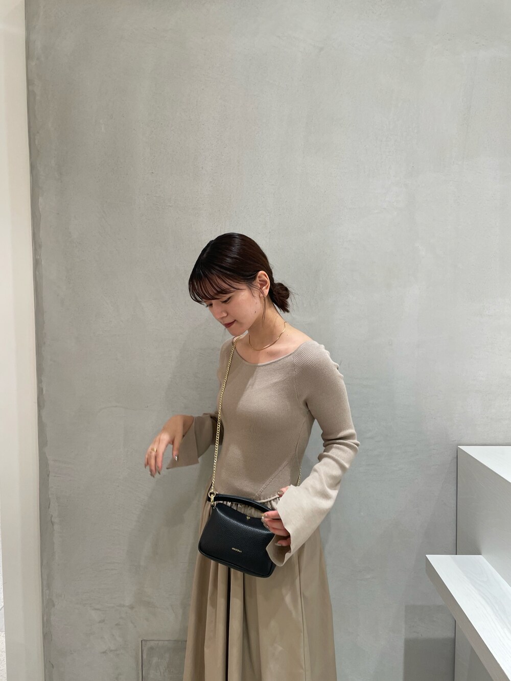 「新星WEARISTAにエントリー、冬ファッション、クリスマスに着たい服、お出かけコーデ、きれいめカジュアル、ロングスカート、淡色コーデ、ワンピース、ニットワンピース、ショルダーバッグ、ブーツ、Rougevif、ルージュヴィフ、クリスマス」｜「Rouge vifのスリーブフレアニット×布帛コンビワンピース（ワンピース、ベージュ系）」を使った、yunaさん（レディース・161cm）の冬コーディネートの2枚目の写真