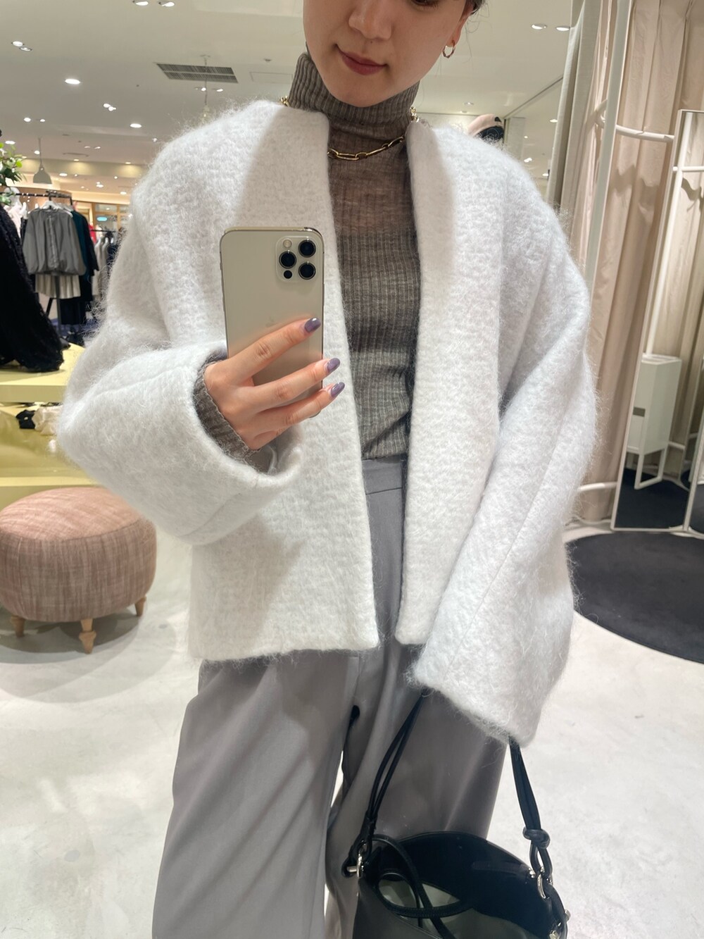 「コート、ショートコート、シアートップス、リブニット、ニット、パンツスタイル、ワイドパンツ、ハンドバッグ、ミュール、淡色コーデ、ルージュヴィフ、Rougevif、きれいめカジュアル、秋冬コーデ」｜「Rouge vifのシャギーショートコート（ノーカラーコート、ホワイト系）」を使った、yunaさん（レディース・161cm）の秋コーディネートの3枚目の写真