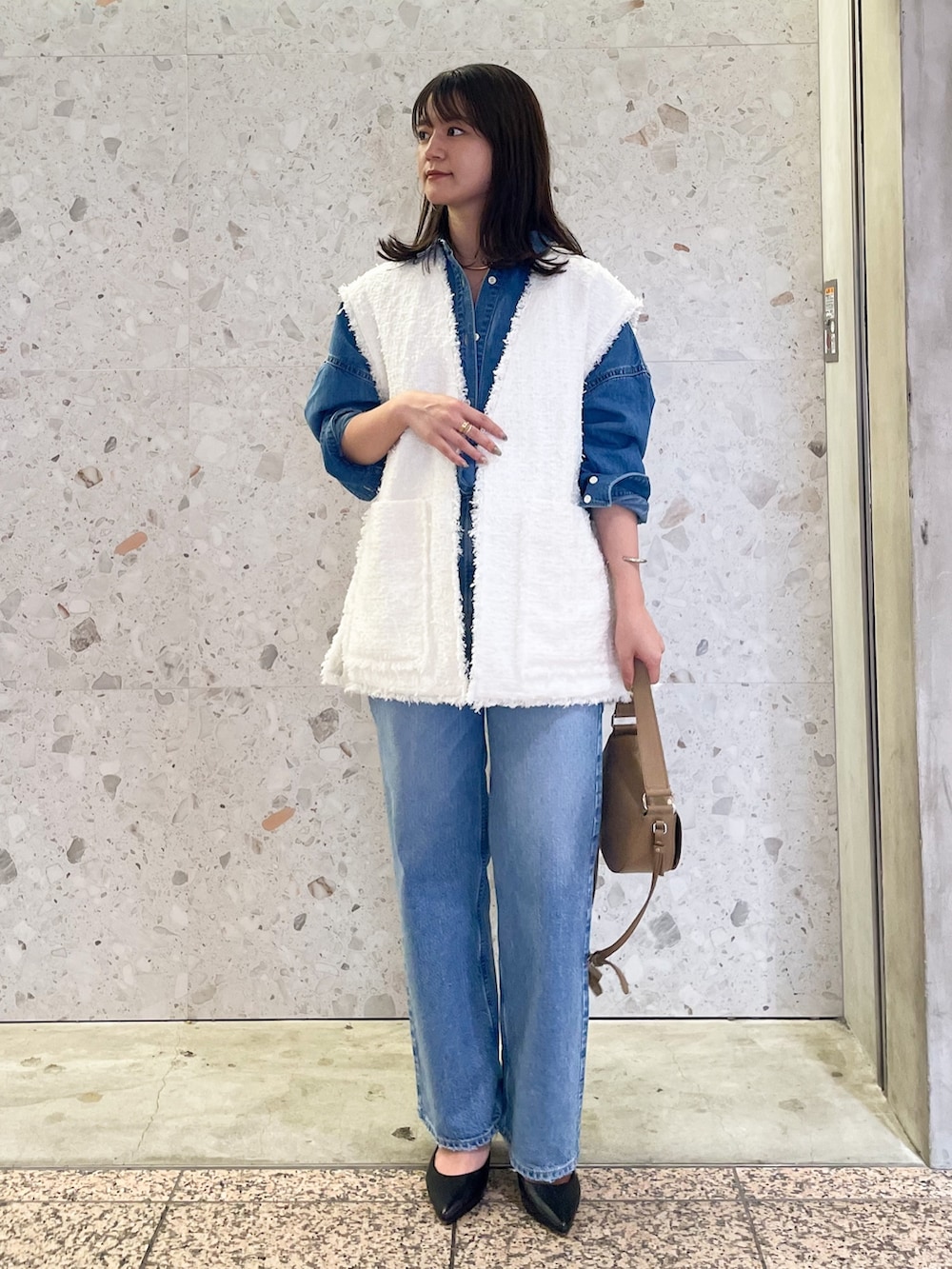 ホワイト系のベスト、ブルー系のシャツ/ブラウス、ブルー系のデニムパンツを着用したレディースの夏コーディネートの2枚目の写真