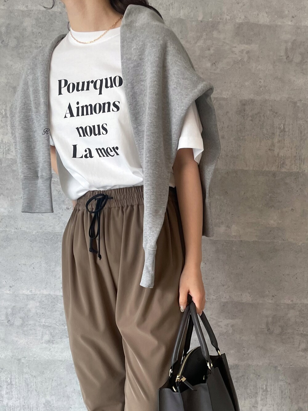 「春服みてみて、大人カジュアル、きれいめカジュアル、パンツスタイル、リラックススタイル、オフィスカジュアル、Tシャツ、メンズライク、夏コーデ、シンプルコーデ、Rougevif、ルージュヴィフ」|「Rouge vifの吊裏毛スウェットプルオーバー(スウェット、グレー系)」を使った、yunaさん(レディース・161cm)の春コーディネートの3枚目の写真