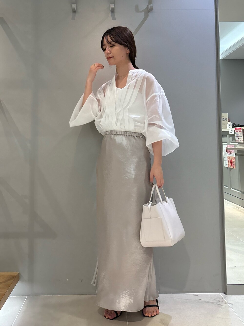 「シャツスタイル、ブラウス、スカート、春のおしゃ見えテクニック、キャミソール、ハンドバッグ、サンダル、デートコーデ、春コーデ、マーメイドスカート、レイヤードスタイル、シアートップス、Rougevif、ルージュヴィフ」｜「Rouge vifのシアータックフレアブラウス（シャツ/ブラウス、ホワイト系）」を使った、yunaさん（レディース・161cm）の春コーディネートの2枚目の写真