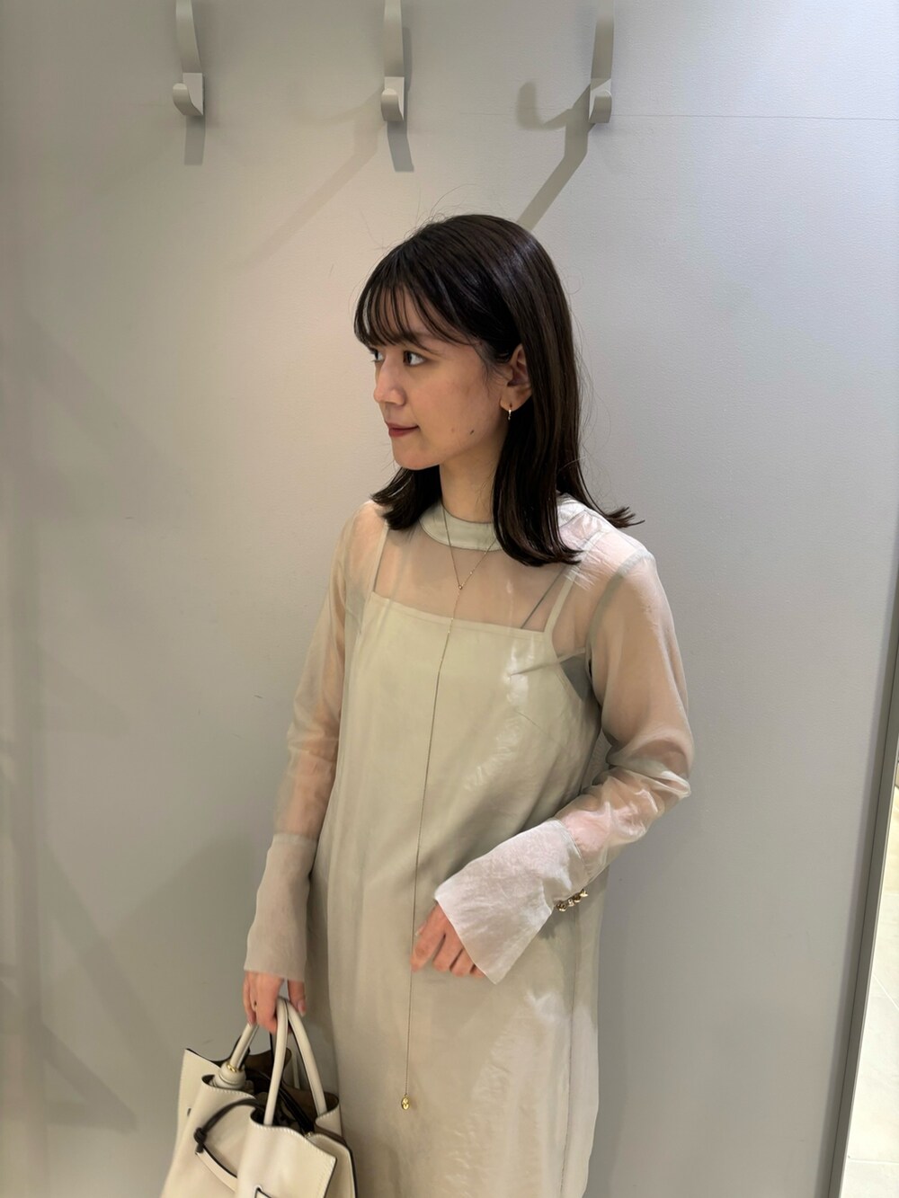 「ワンピース、春のおしゃ見えテクニック、シアー、シアーワンピース、デニム、レイヤードスタイル、サンダル、ハンドバッグ、春服みてみて、淡色コーデ、春色、Rougevif、ルージュヴィフ、イエベ秋」｜「LOWELL thingsのSwell/2WAYギャザーオープントートBAG mini（ハンドバッグ、ホワイト系）」を使った、yunaさん（レディース・161cm）の春コーディネートの3枚目の写真