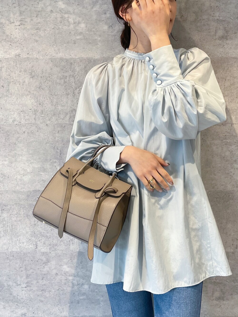 ブルー系のシャツ/ブラウス、ブルー系のデニムパンツ、グレー系のトートバッグを着用したレディースの冬コーディネートの3枚目の写真