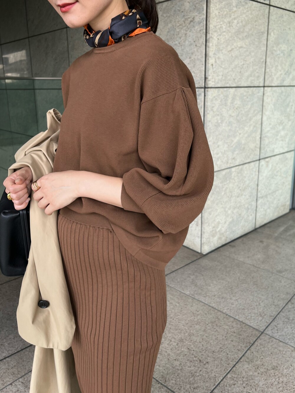 「秋服、お出かけコーデ、初秋コーデ、ニット、パフスリーブ、スカート、タイトスカート、ニットスカート、ロングブーツ、きれいめカジュアル、Rougevif、セットアップ、スカーフ、ブラウン、ブーツ」｜「Rouge vifの【セットアップ対応】ボリュームスリーブストレッチニットプルオーバー（ニット/セーター、ブラウン系）」を使った、yunaさん（レディース・161cm）の秋コーディネートの3枚目の写真