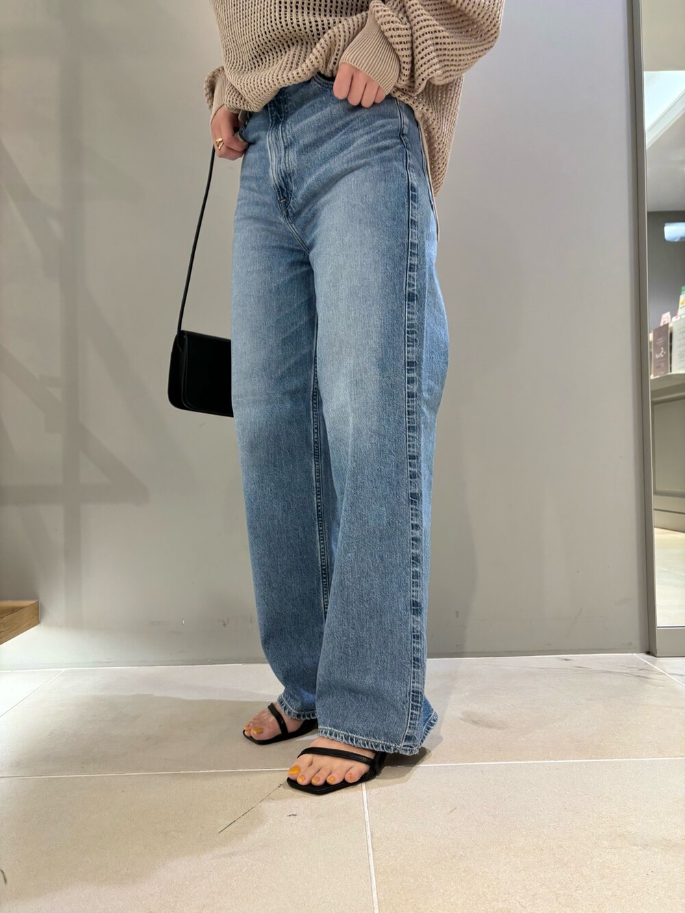 「春のおしゃ見えテクニック、メッシュ、メッシュニット、ニット、デニム、サンダル、シアートップス、春色、ルージュヴィフ、Rougevif、イエベ秋」｜「REMMEの【REMME/レメ】アシンメトリーストラップサンダル（サンダル、ブラック系）」を使った、yunaさん（レディース・161cm）の春コーディネートの2枚目の写真