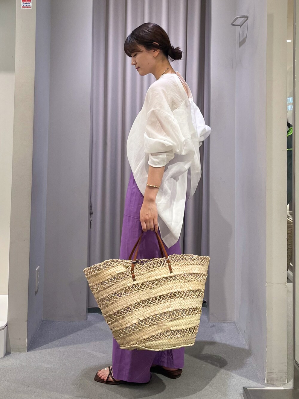 「シャツスタイル、パンツスタイル、ワイドパンツ、カラーパンツ、かごバッグ、サンダル、Rougevif、ルージュヴィフ、ハンドバッグ、きれいめカジュアル、リネン、シアートップス、夏コーデ、秋コーデ、ビッグシルエット」｜「Rouge vifの麻バックスリットVネックシャツ（シャツ/ブラウス、ホワイト系）」を使った、yunaさん（レディース・161cm）の夏コーディネートの2枚目の写真