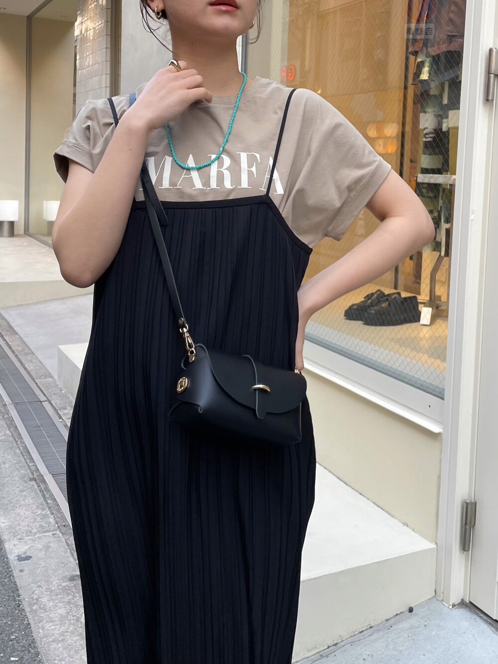 「春服みてみて、夏コーデ、春コーデ、大人カジュアル、Tシャツ、プリーツワンピース、ワンピース、キャミワンピ、レイヤードスタイル、サンダル、きれいめカジュアル、ルージュヴィフ、Rougevif、フレンチスリーブ、シンプルコーデ」｜「Rouge vif Annaのプリーツキャミワンピース（ワンピース、ブラック系）」を使った、yunaさん（レディース・161cm）の春コーディネートの2枚目の写真